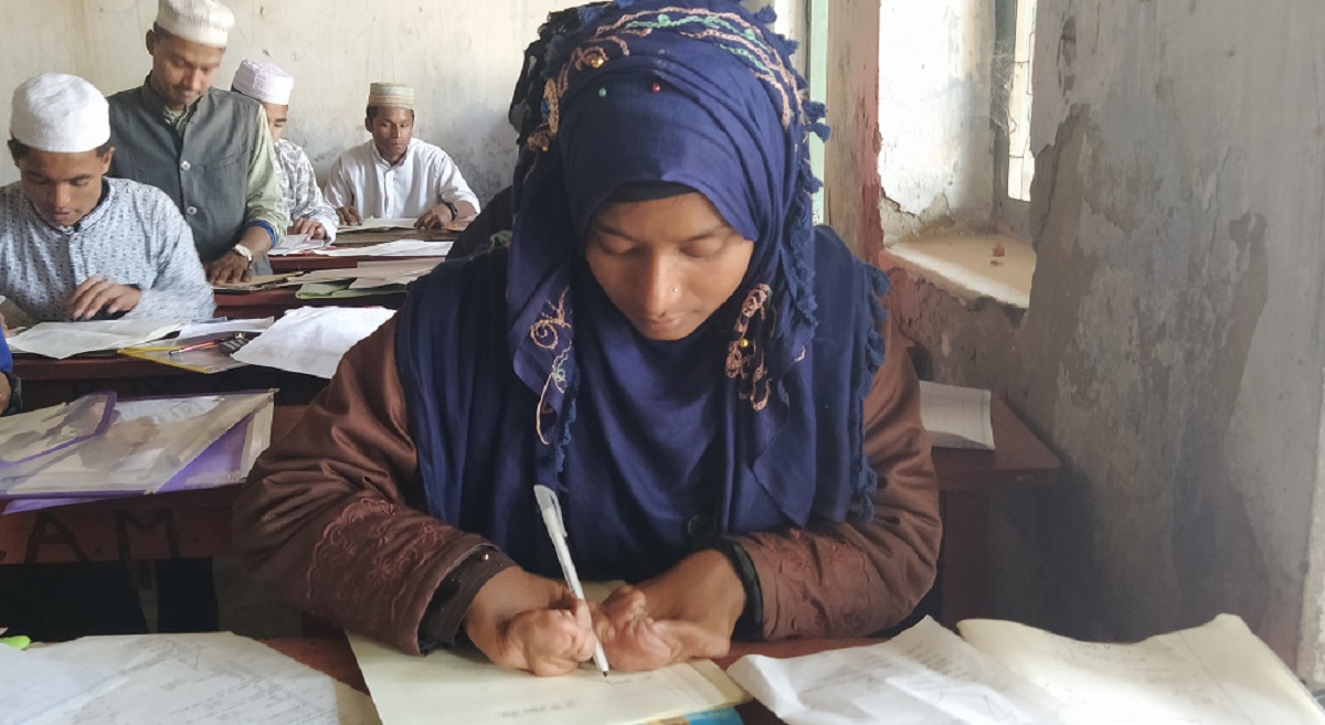 হাতে লিখে নয় মনের বলে পরীক্ষা দিচ্ছে মিনারা