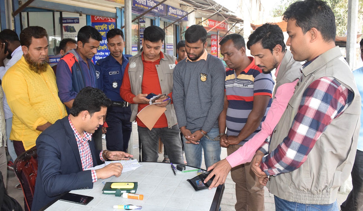 নরসিংদী পাসপোর্ট কার্যালয়ে ৪ দালালের কারাদণ্ড