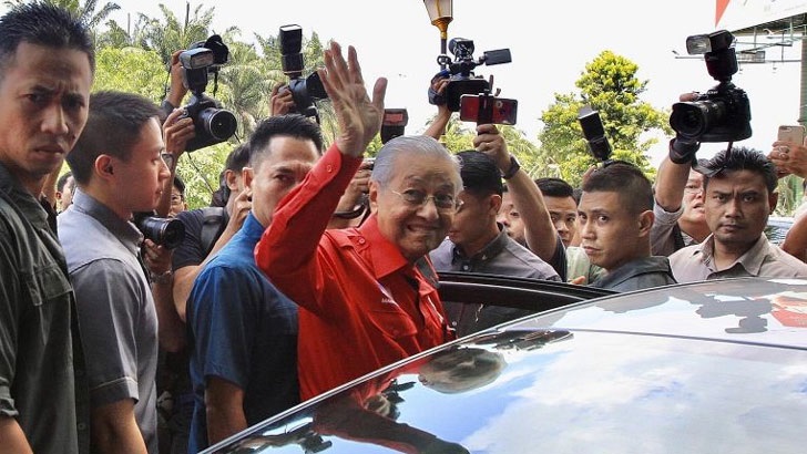 মালয়েশিয়ার অন্তর্বর্তীকালীন প্রধানমন্ত্রী হলেন মাহাথির