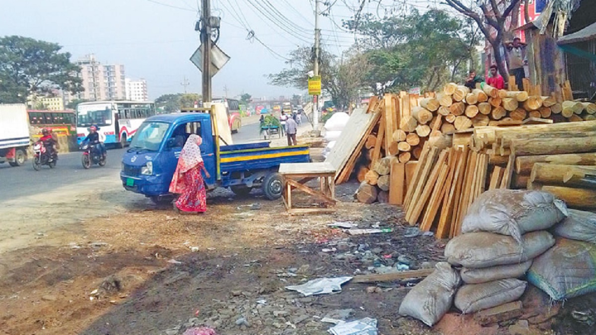 যাত্রাবাড়ী-চিটাগং রোড: ফেলে রাখা হয়েছে স’ মিলের গাছের গুঁড়ি