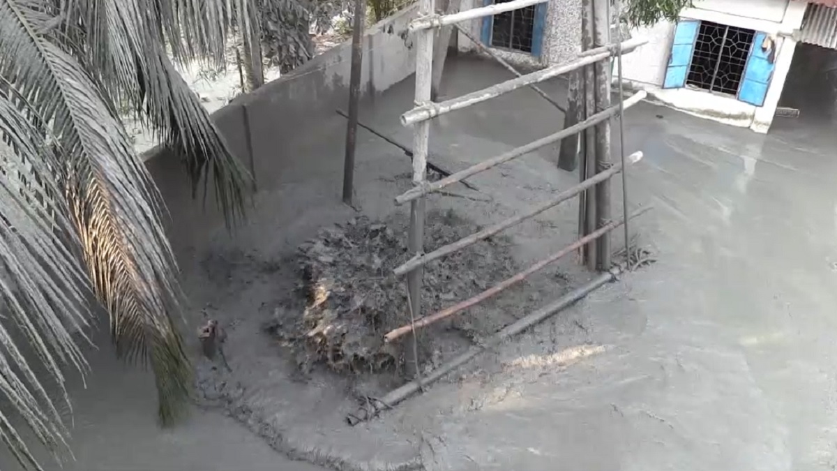 নলকূপের পাইপ দিয়ে বের হচ্ছে গ্যাস, আতঙ্কিত এলাকাবাসী