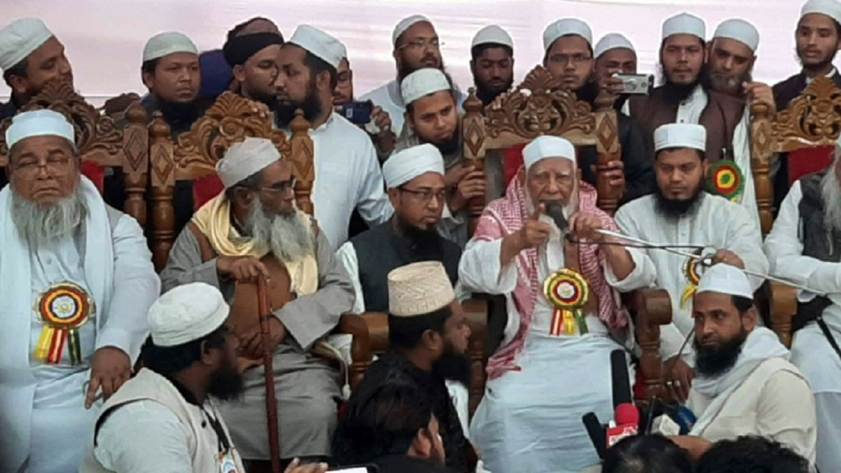 ভেঙে পড়লো হেফাজতের সম্মেলনের মঞ্চ, অক্ষত আছেন আল্লামা শফী ও বাবুনগরী