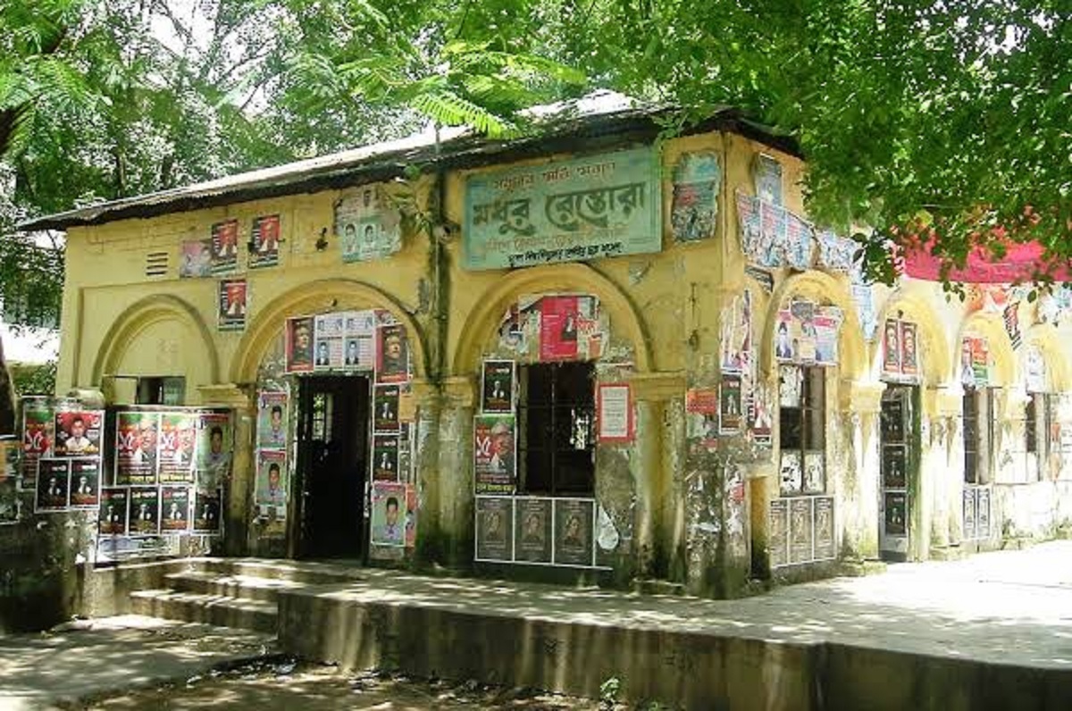 ঢাবির মধুর ক্যান্টিনের সামনে ককটেল বিস্ফোরণ