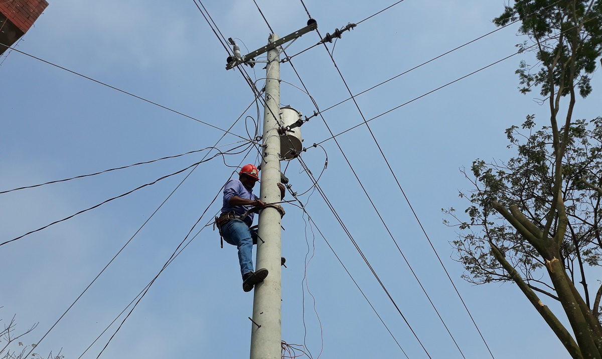 পদ্মার তলদেশ দিয়ে সাবমেরিন ক্যাবলে বিদ্যুৎ পেল দুর্গম চরবাসী