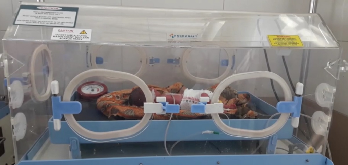 মহাসড়কের পাশে বস্তায় মোড়ানো নবজাতক উদ্ধার