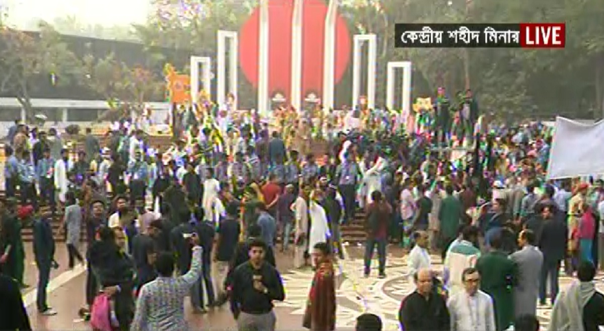 ভাষা শহীদদের শ্রদ্ধা জানাতে শহীদ মিনারে মানুষের ঢল