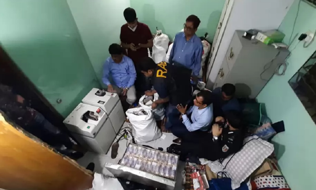 ৫ সিন্দুকে ২৬ কোটি ৫৫ লাখ টাকা, ১ কেজি স্বর্ণ