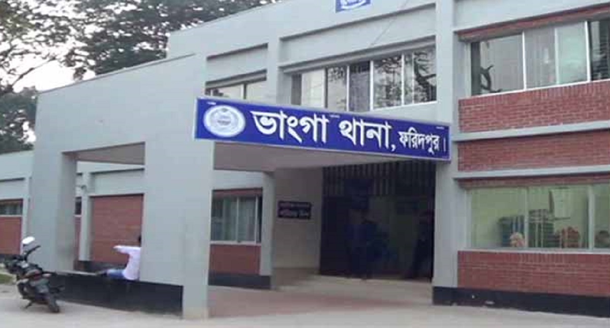 থামতে বলার পরও টহল পুলিশকে চাপা দিলো ট্রাক