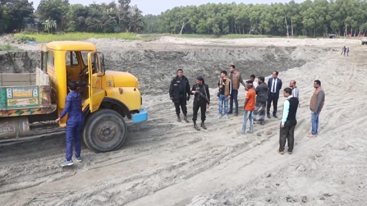 অবৈধভাবে বালু উত্তোলনে ৪ লাখ টাকা জরিমানা