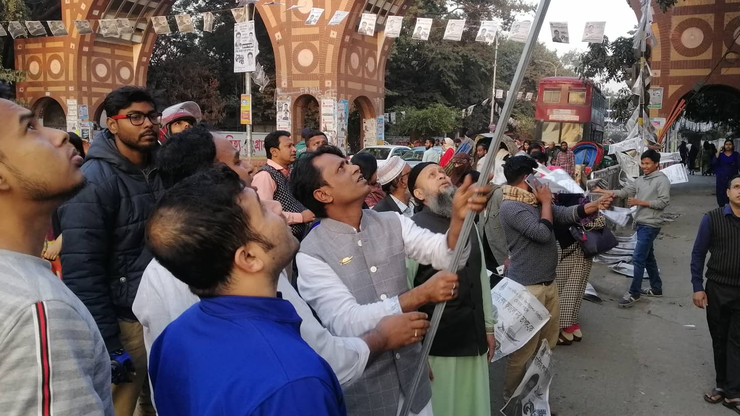 নিজেই পোস্টার অপসারণে নামলেন কাউন্সিলর আসাদ