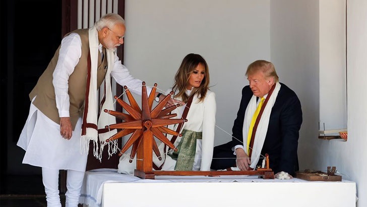 গান্ধীর চরকা ঘুরিয়ে গান্ধীকেই ভুলে গেলেন ট্রাম্প