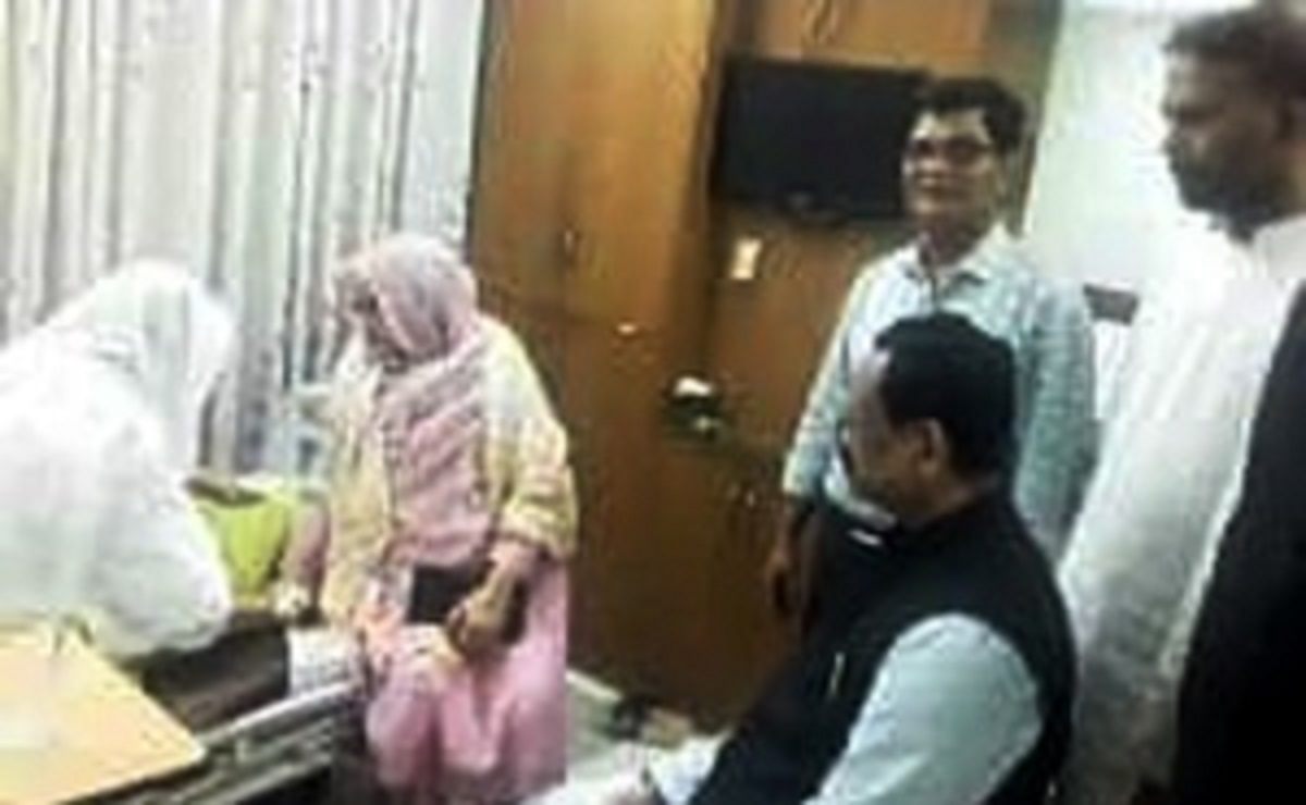 মেয়র নাছিরের মায়ের শয্যাপাশে রেজাউল