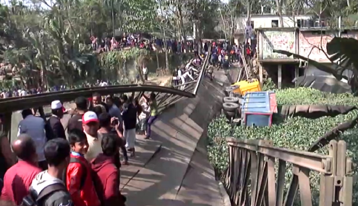 বেইলি ব্রিজ ভেঙ্গে পাথর বোঝাই কাভার্ড ভ্যান খালে