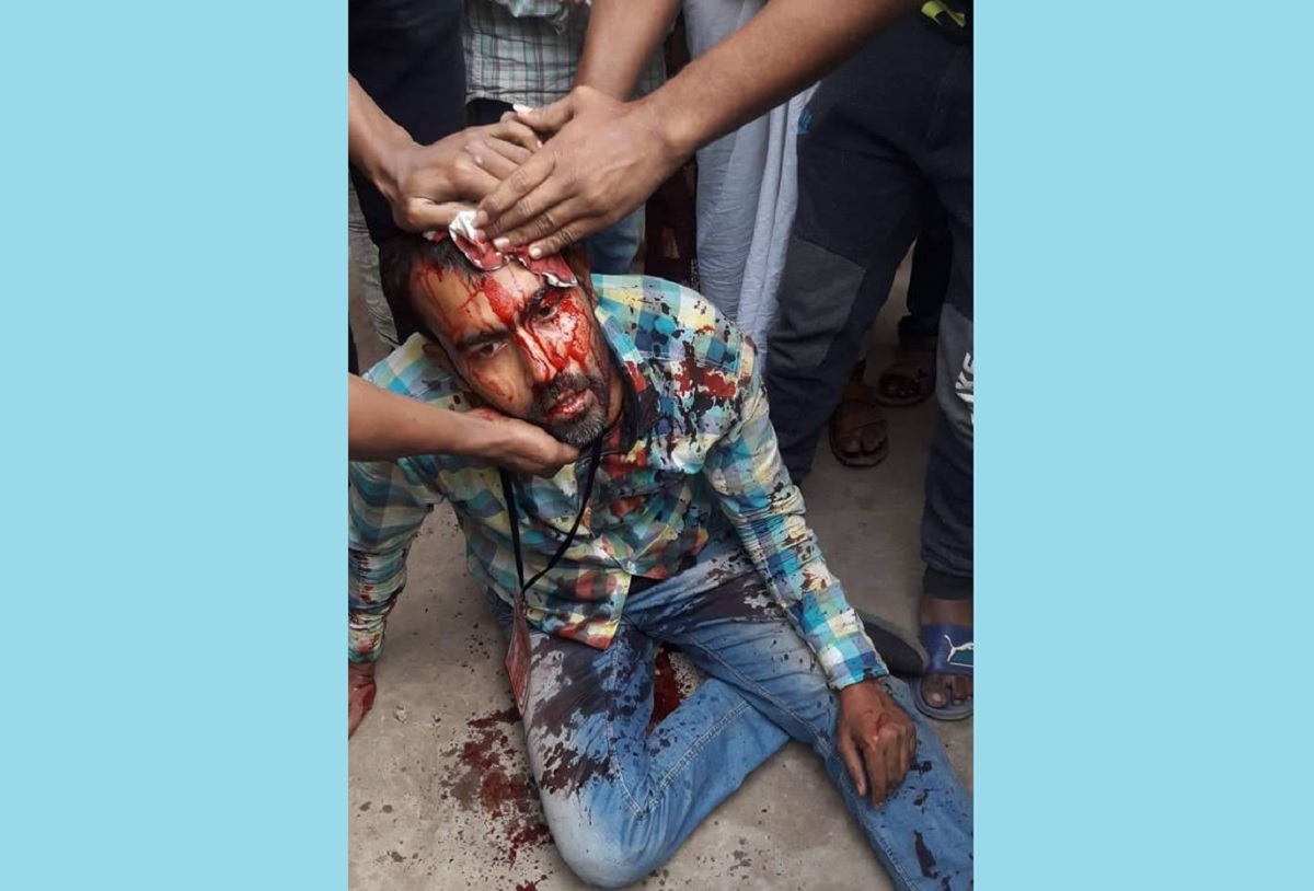 অস্ত্রের ছবি তোলায় মোহাম্মদপুরে সাংবাদিককে মারধর