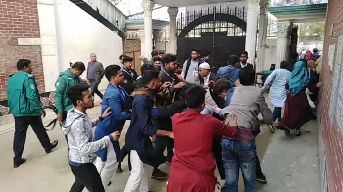 বিএনপি সমর্থিত কাউন্সিলর প্রার্থীকে মারধরের অভিযোগ; জড়িয়ে ধরেছেন আতিকুল