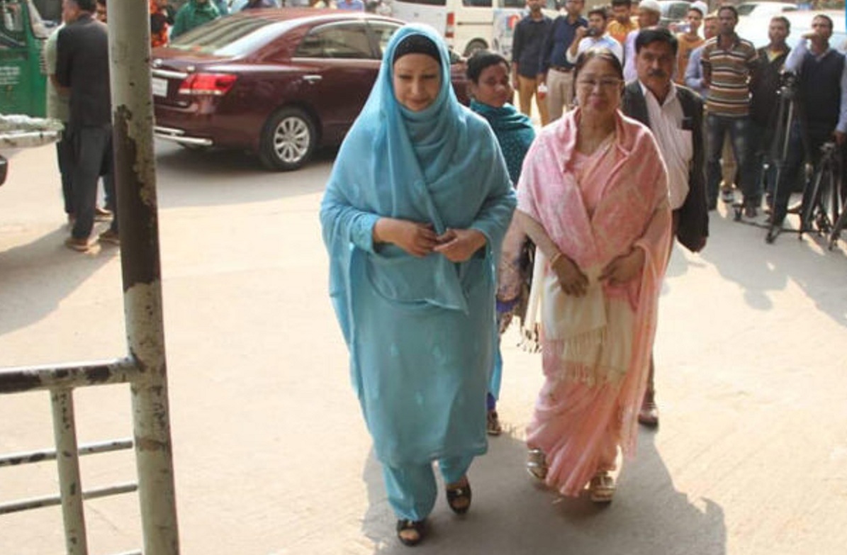 খালেদা জিয়াকে দেখতে হাসপাতালে স্বজনরা