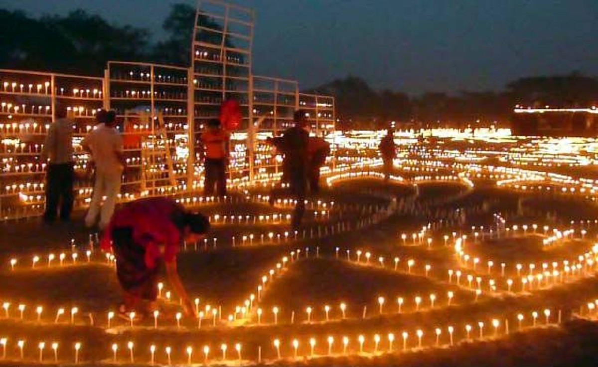 লাখো মোমবাতি জ্বালিয়ে ভাষা শহীদের স্বরণে নড়াইলবাসী