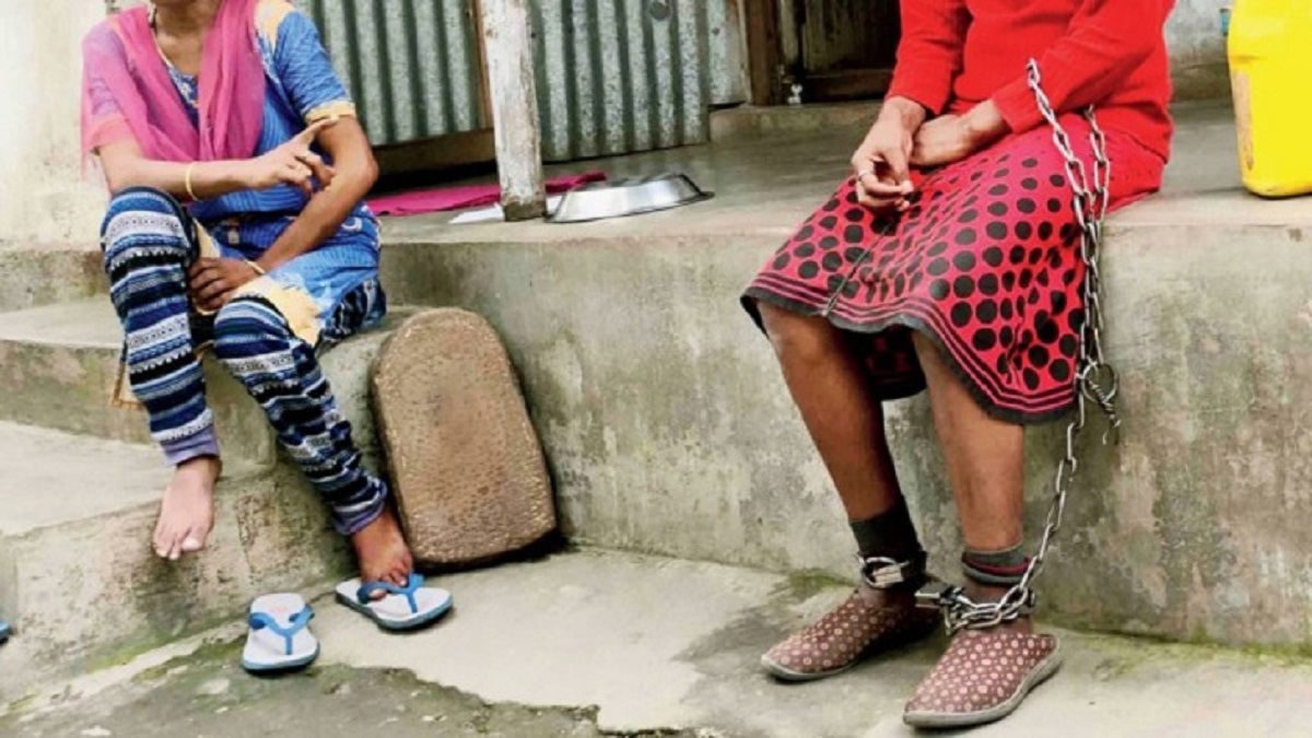 ধর্ষণের ভয়ে মেয়েকে শিকলে বেঁধে রাখেন মা!