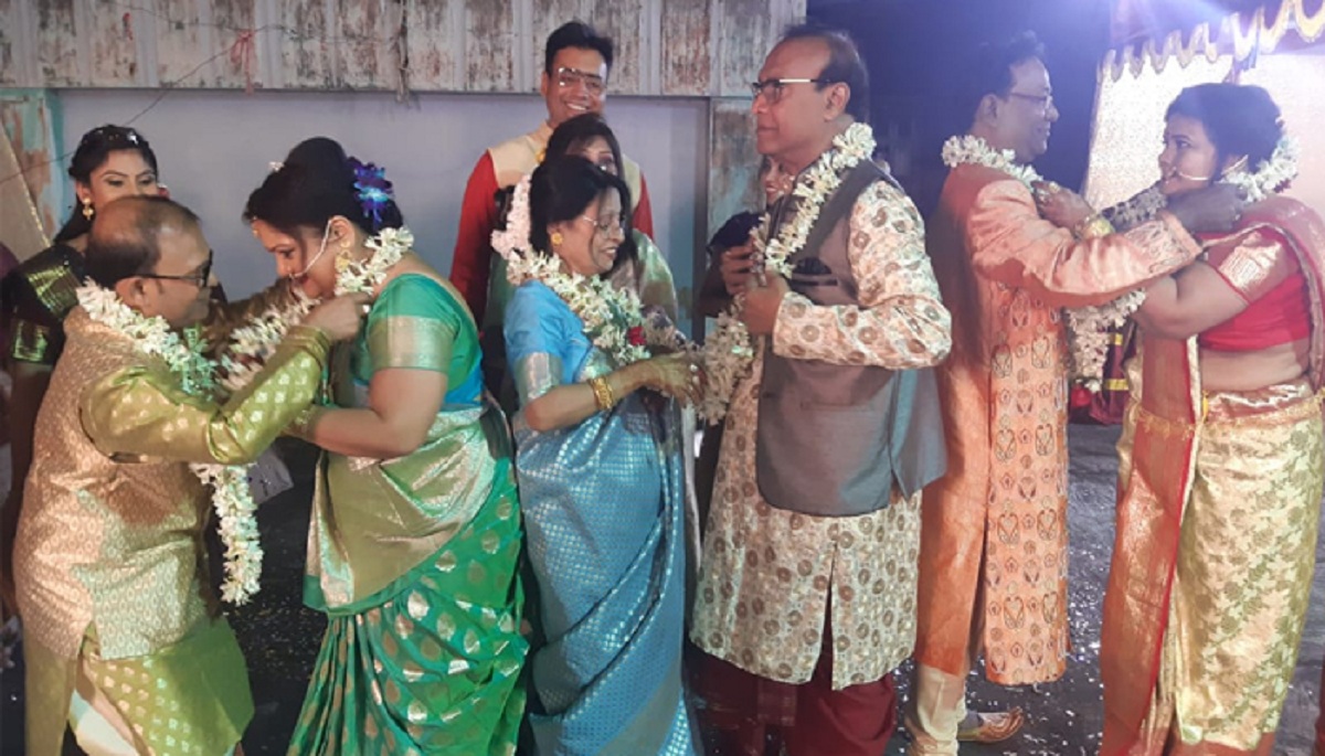 এক সাথেই ৬ ভাই-বোনের দ্বিতীয়বার বিয়ে!