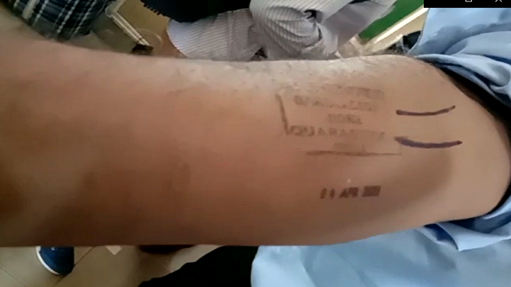 আখাউড়ায় ভারত ফেরত যাত্রীদের হাতে কোয়ারেন্টাইন সিল