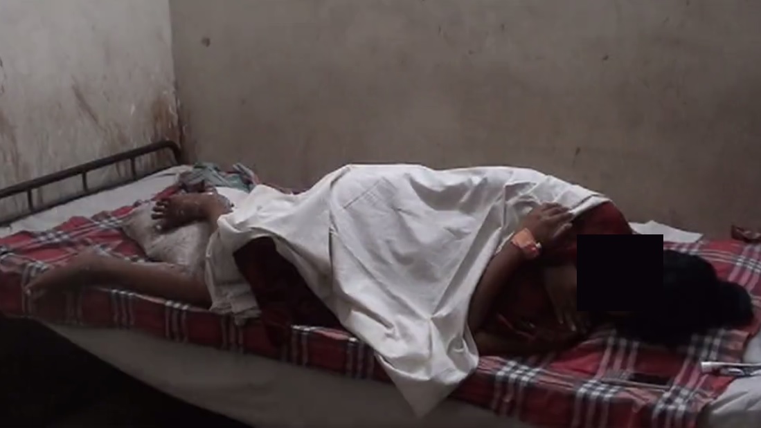 যৌতুকের দাবিতে স্ত্রীর গায়ে এসিড নিক্ষেপ করলো স্বামী