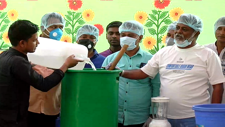 হ্যান্ড স্যানিটাইজার বানিয়ে বিতরণ করছেন নারায়ণগঞ্জের কাউন্সিলর