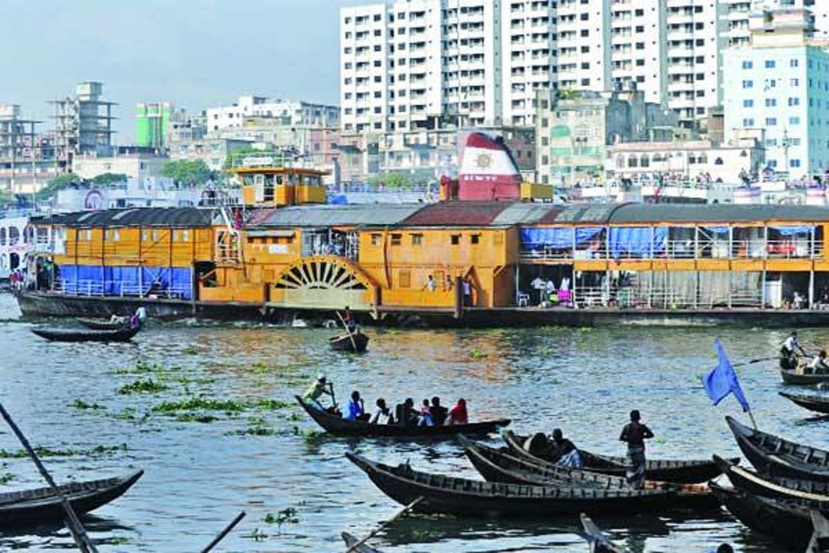 বুড়িগঙ্গার পানিতে উৎকট দুর্গন্ধ