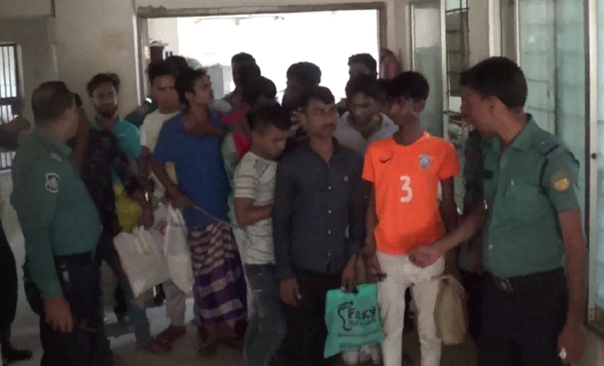 টঙ্গীতে দেশিয় অস্ত্রসহ ১১ ছিনতাইকারী আটক