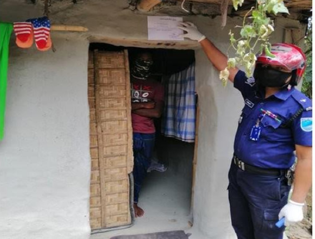 নরসিংদীতে বিদেশ ফেরত ব্যক্তিদের বাড়িতে স্টিকার লাগাচ্ছে পুলিশ