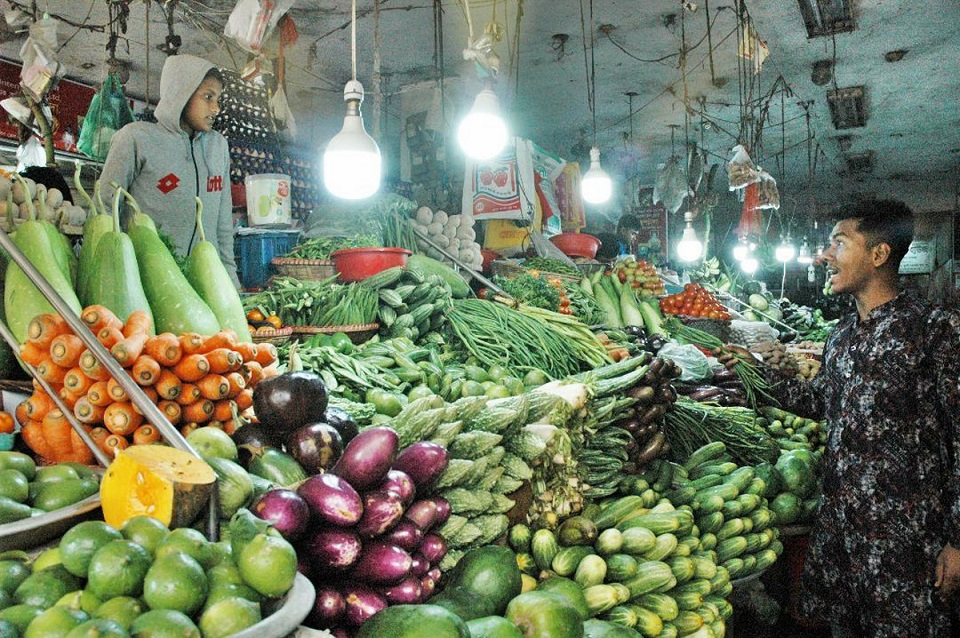 কাঁচাবাজার, মুদি, ওষুধ ও নিত্য প্রয়োজনীয় পণ্যের বাদে সকল দোকান বন্ধের ঘোষণা