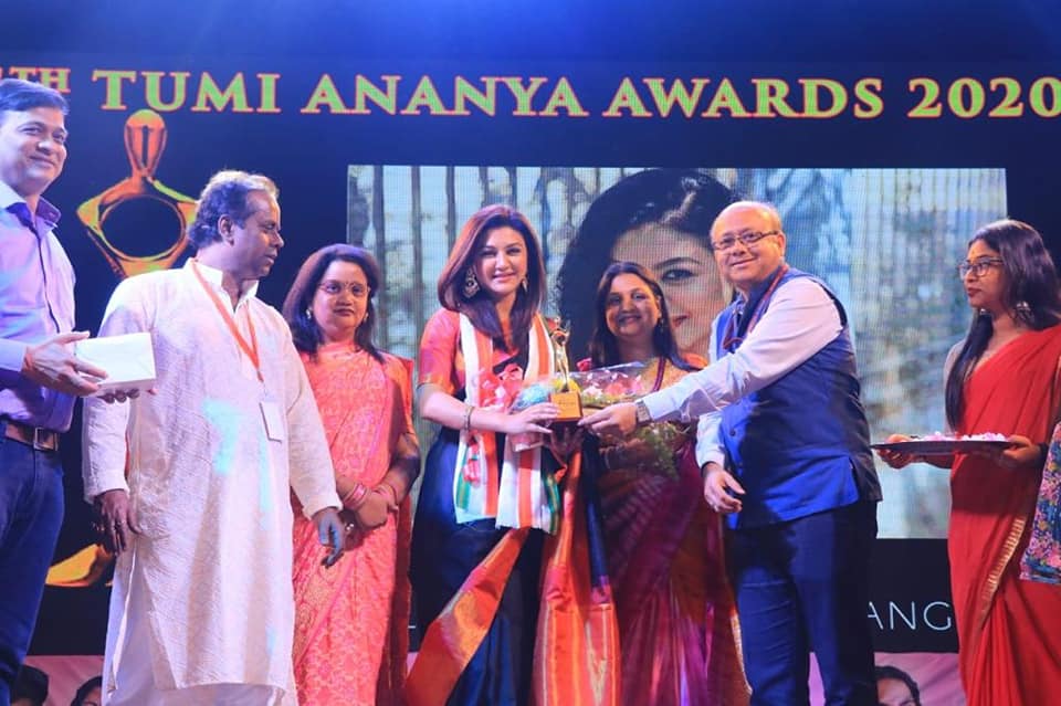 কোলকাতায় ‘তুমি অনন্যা’ পুরস্কার উঠলো জয়ার হাতে