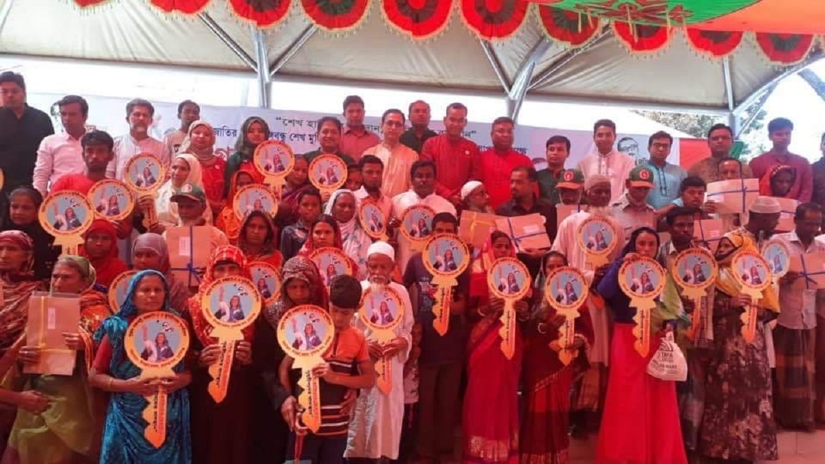 বঙ্গবন্ধুর শততম জন্মদিনে নতুন ঘর পেল ৩০ গৃহহীন পরিবার