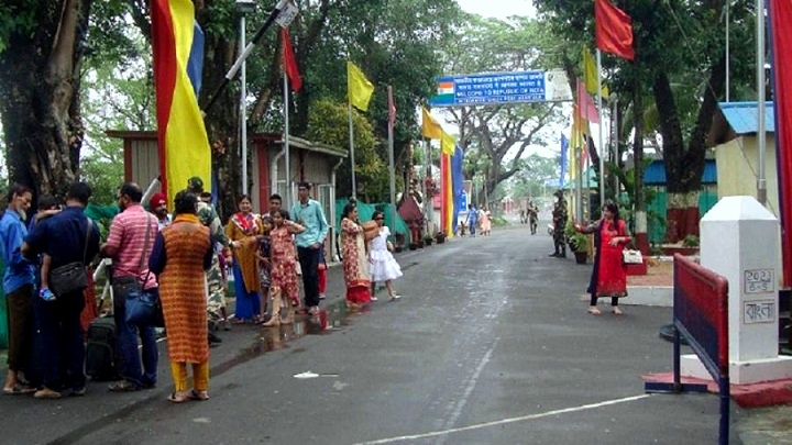 আখাউড়া স্থলবন্দরে পাসপোর্টধারী যাত্রীদের আকুতি-মিনতি