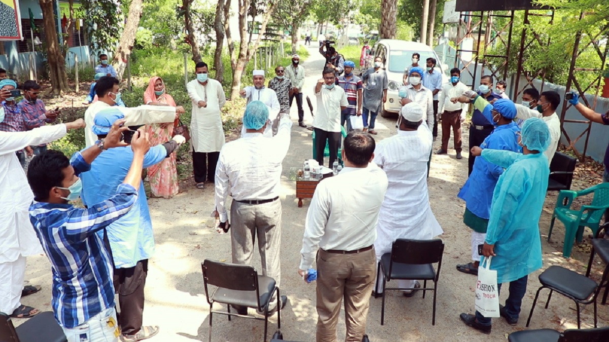 ত্রাণ নিয়ে দুর্নীতি না করতে ইউপি চেয়ারম্যানদের শপথ করালেন এমপি