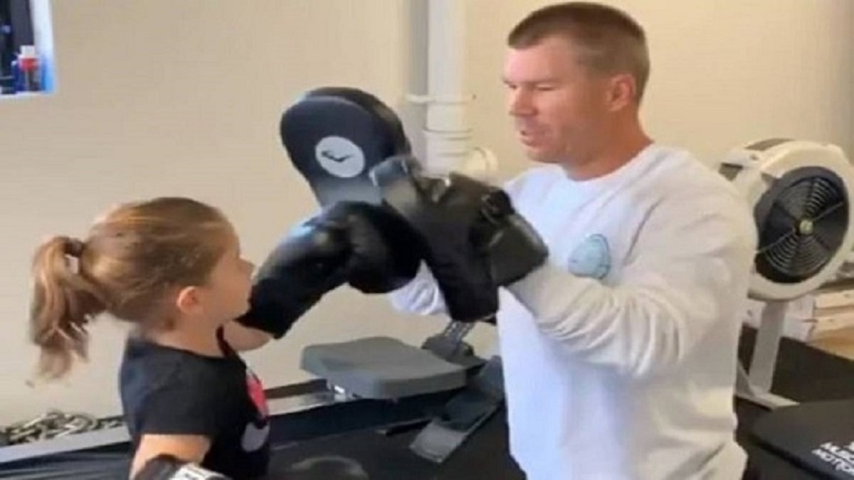 মেয়েকে বক্সিং শেখাচ্ছেন ওয়ার্নার