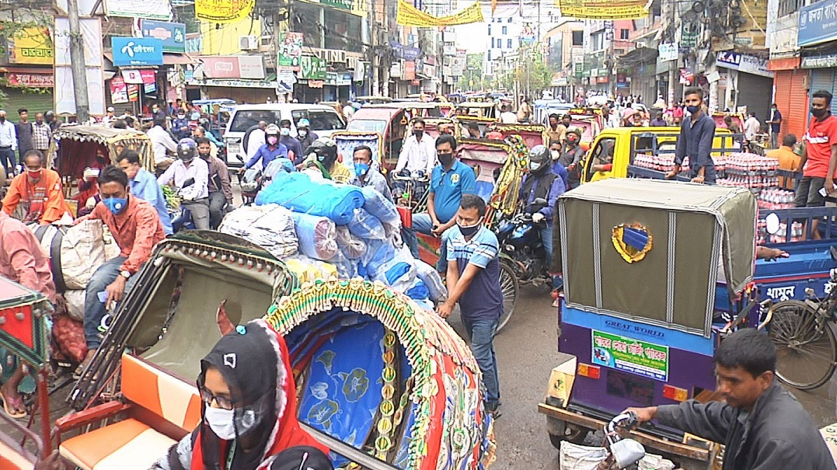 বগুড়ার সড়কে মানুষের উপচে পড়া ভিড়, যানজটও!