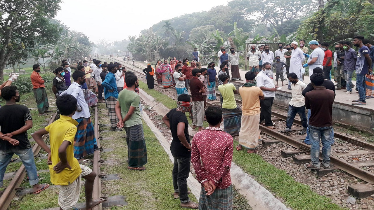 পূর্বধলায় ত্রাণের দাবিতে বিক্ষোভ