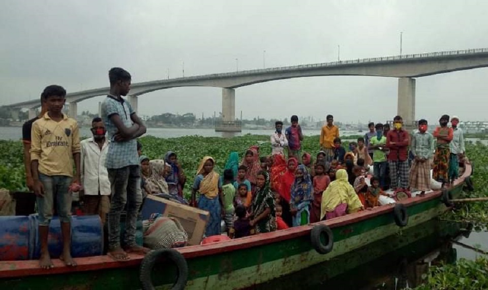 নারায়ণগঞ্জ থেকে বের হওয়ার চেষ্টা, নৌ-পুলিশের হাতে আটক ৭৭ শ্রমিক