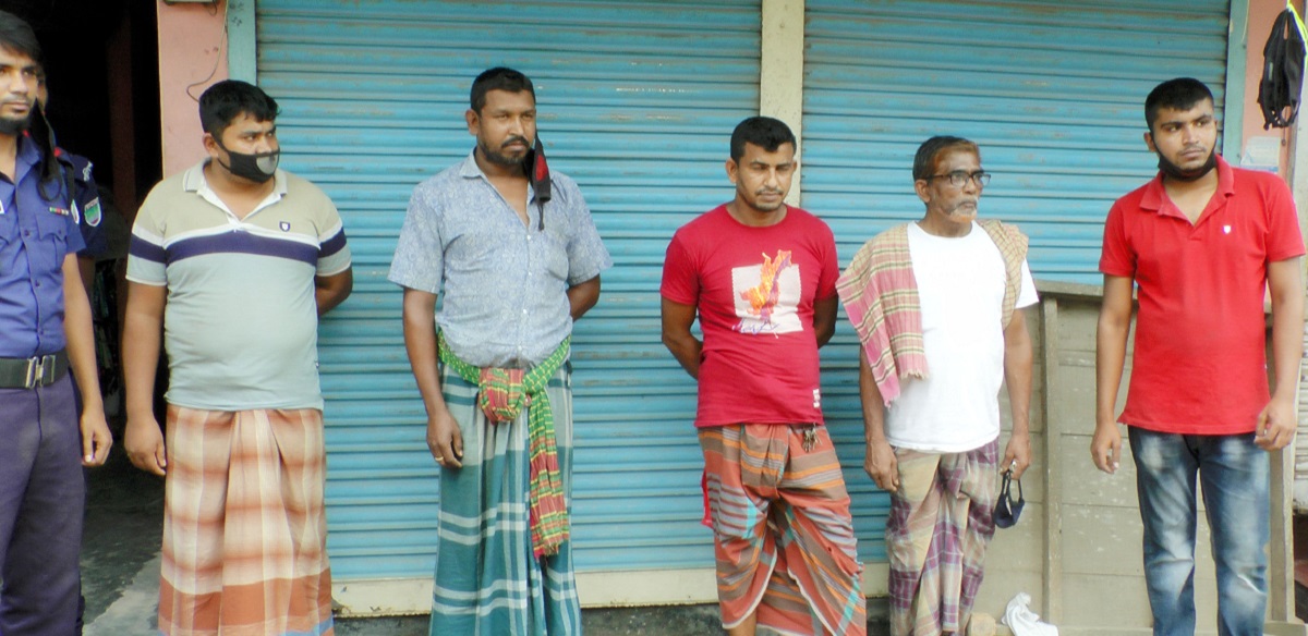 টিসিবি’র তেল কালোবাজারে বিক্রির দায়ে ৫ জনকে জরিমানা