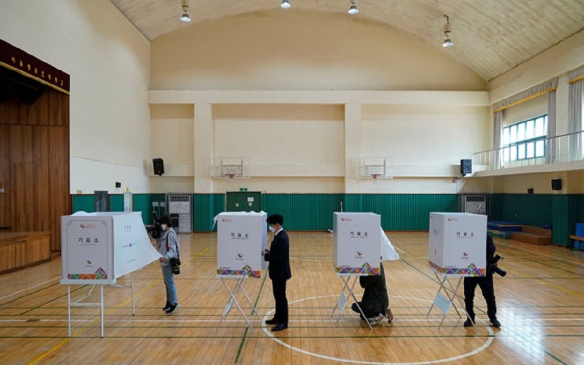 মহামারির মধ্যেই দ. কোরিয়ায় সাধারণ নির্বাচন