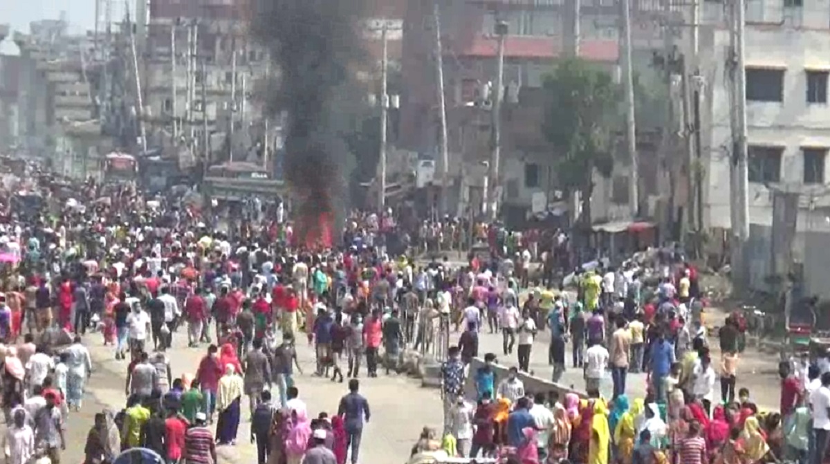 গাজীপুরে মহাসড়ক অবরোধ করে পোশাক শ্রমিকদের বিক্ষোভ