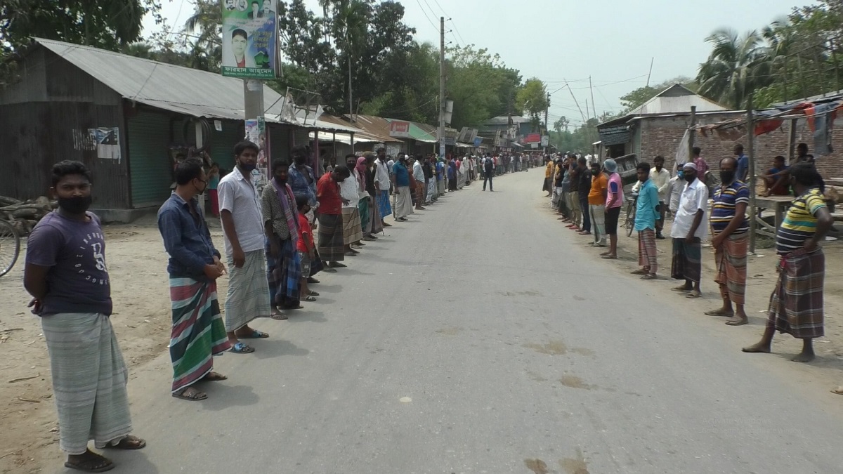 জামালপুরে ত্রাণের দাবিতে মানববন্ধন