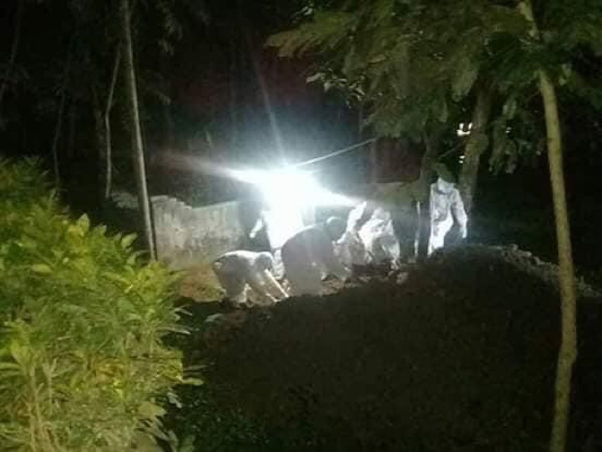 বাবা-মায়ের কবরের পাশে সমাহিত হলেন ডা. মঈন