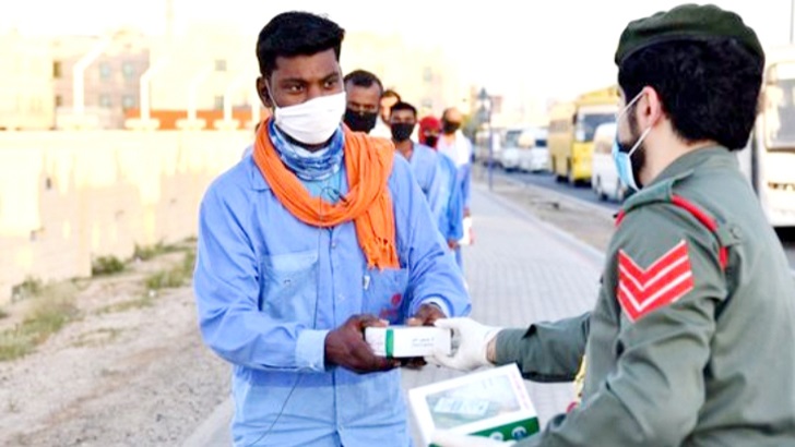 শ্রমিকদের ফ্রি স্যানিটাইজার ও খাবার দিচ্ছে দুবাই পুলিশ