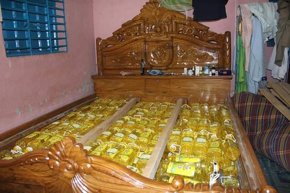 ব্যবসায়ীর খাটের নিচে মিললো ১২৪৮ বোতল সয়াবিন তেল