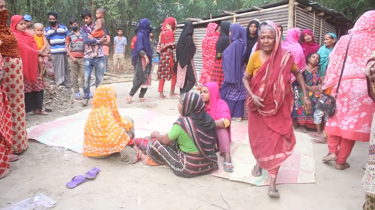 স্বামীকে বাঁচাতে গিয়ে সন্ত্রাসীদের হামলায় স্ত্রী নিহত