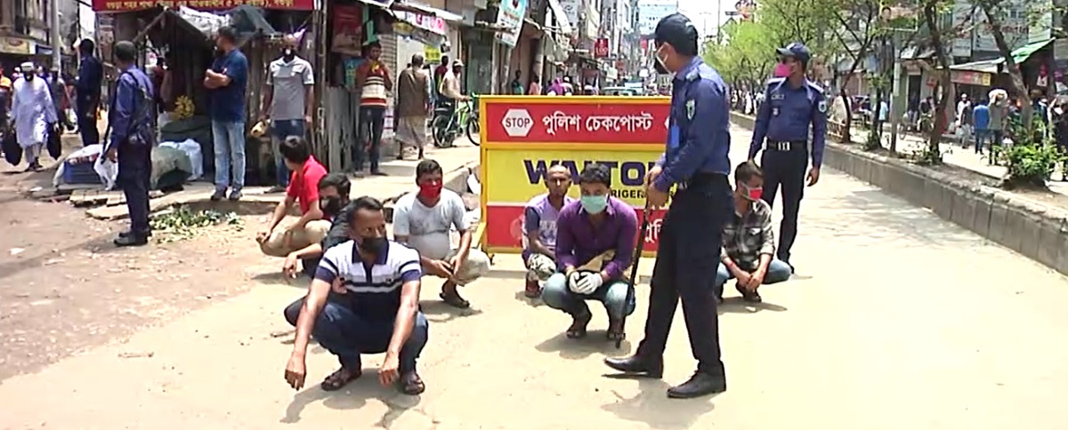 বগুড়ায় বিনাকাজে রাস্তায় নামাদের রোদে বসিয়ে শাস্তি