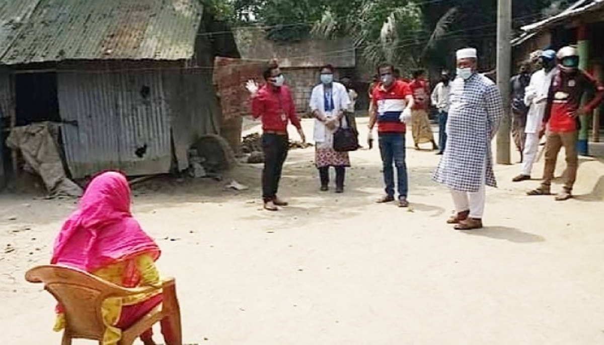 জ্বর আছে শুনেই রাতভর কিশোরির বাড়ি ঘিরে রাখে এলাকাবাসী
