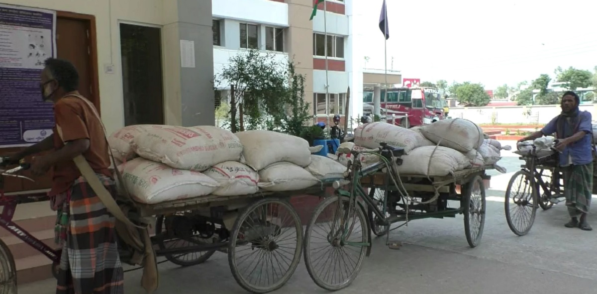 কুড়িগ্রামে ভ্যান চালকের বাড়ি থেকে ১৫৫০ কেজি চাল উদ্ধার