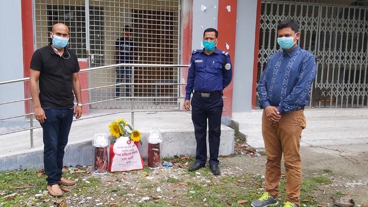 মনপুরায় প্রথম করোনা আক্রান্ত খাদ্য সহায়তা দিলেন ইউএনও